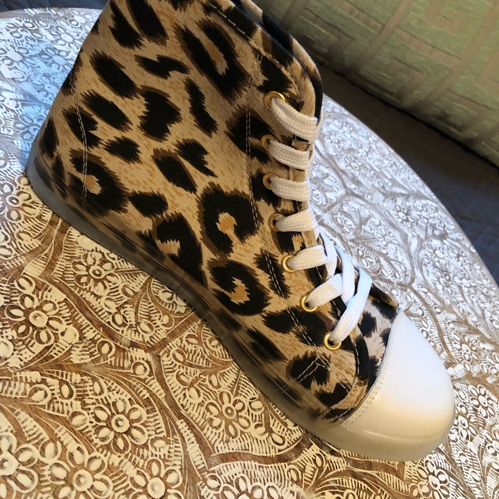 NWT Unique & Chic Leopard Print High Top Sneakers - Picture 15 of 15